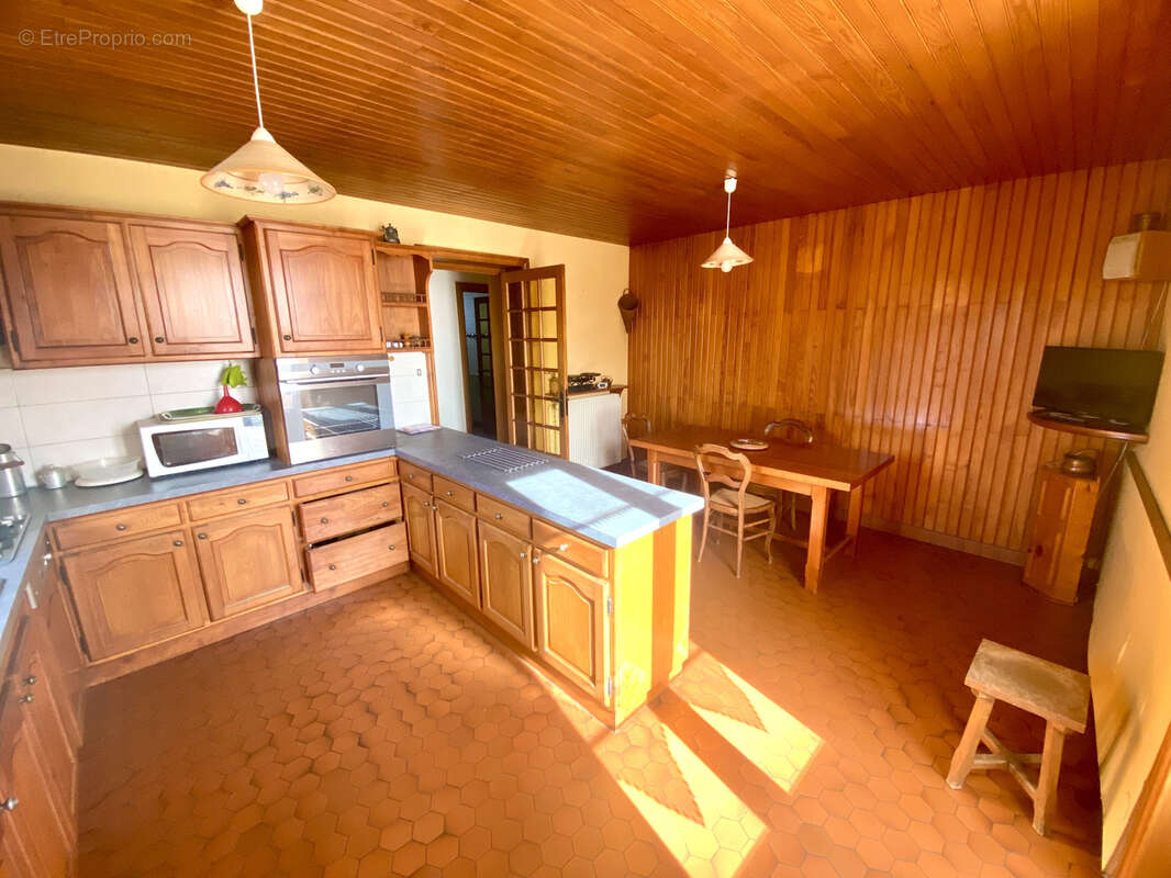 Maison avec dépendances sur un terrain de 2 180 m2   Fort potentiel - photo 3