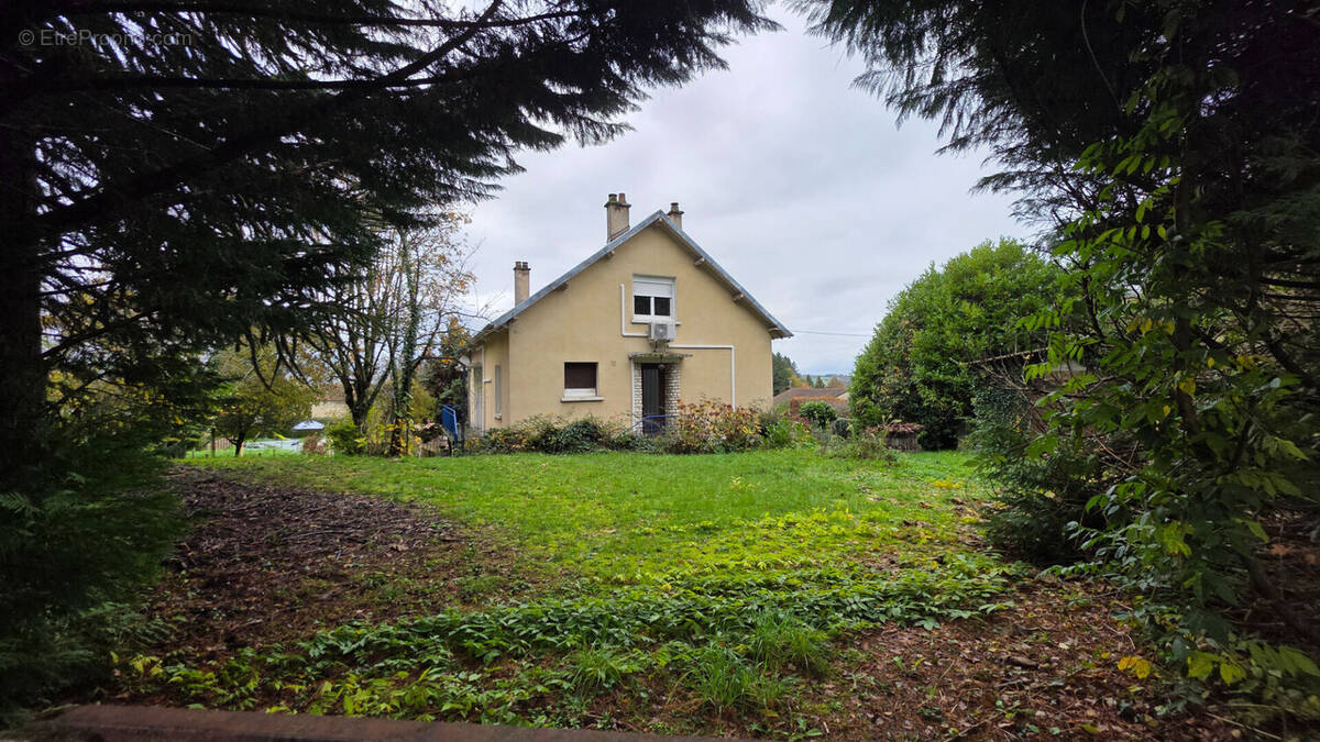 Maison à SAINT-YRIEIX-LA-PERCHE