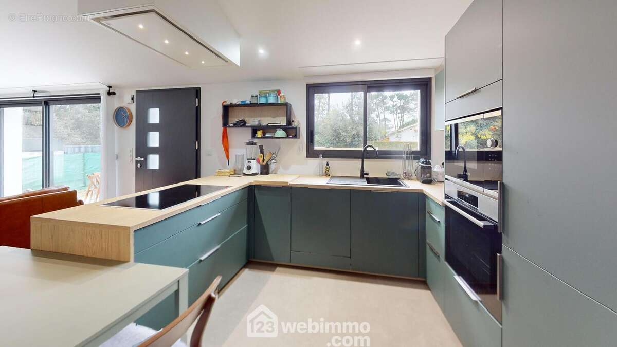 Cuisine ouverte sur la pièce de vie. - Maison à JARD-SUR-MER