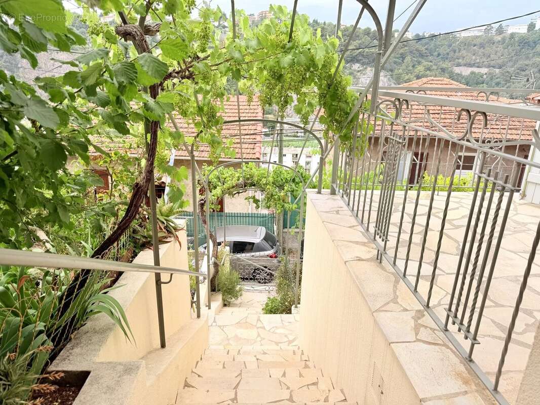 NICE BON VOYAGE – Maison individuelle rénovée d'environ 102 m² habitables avec deux appartements, terrasses, jardin et petit ga - photo 20
