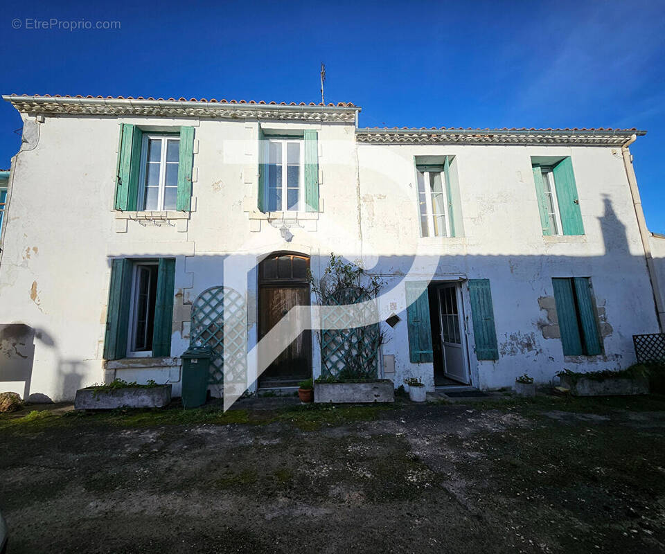 Maison à CHAILLEVETTE