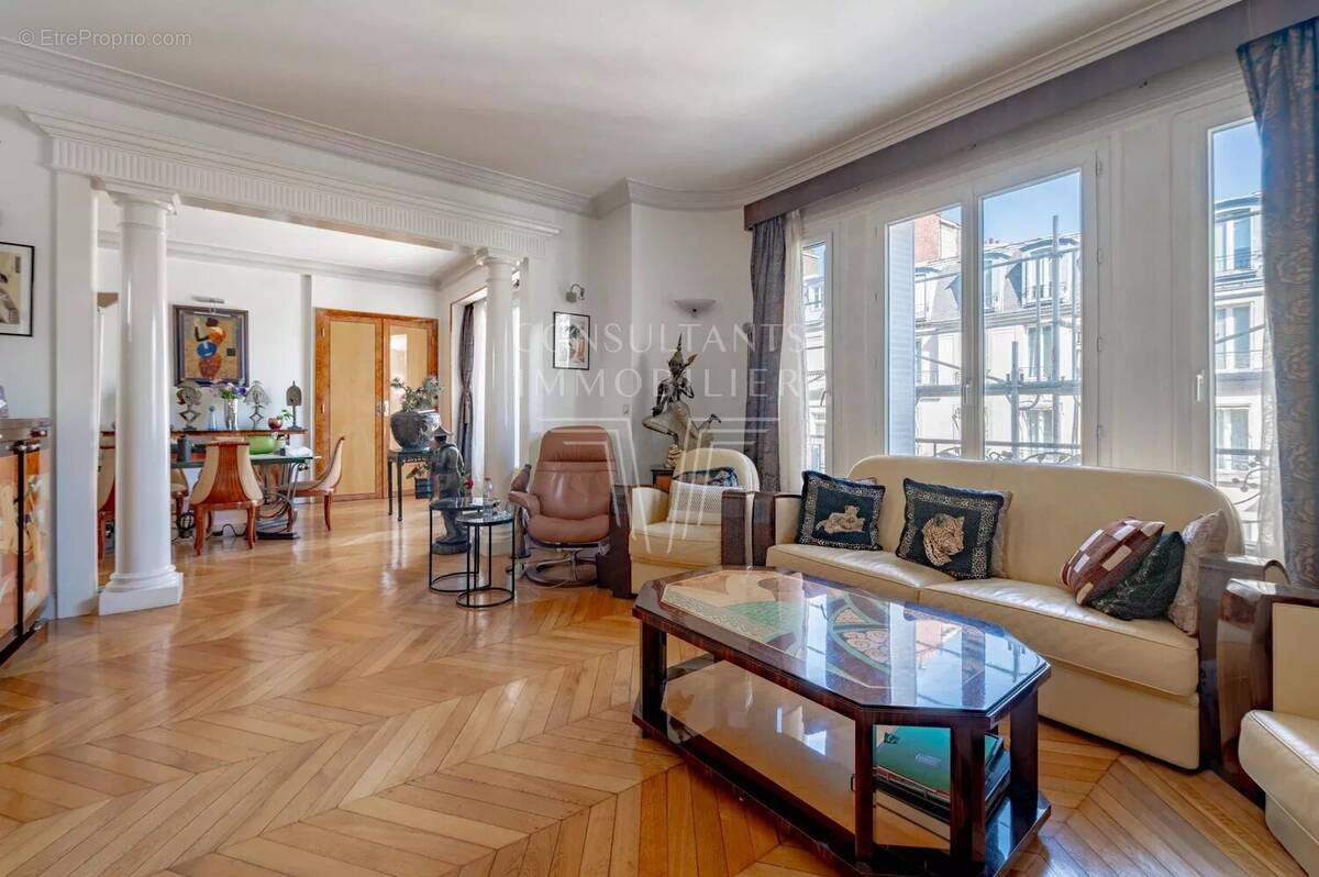 Appartement à PARIS-8E