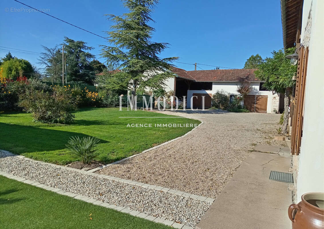 Maison à BAGE-LA-VILLE