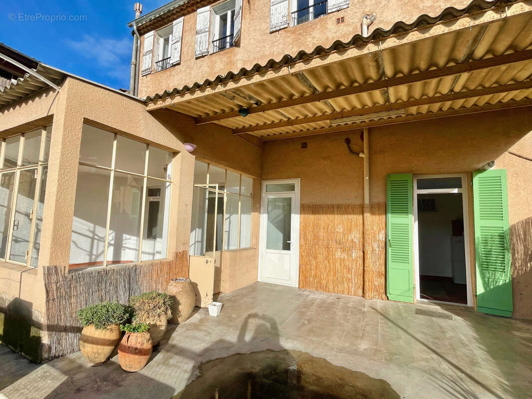Immeuble de 5 appartements, jardin terrasse et garage, salernes centre, le var (83) ideal investisseur - photo 2