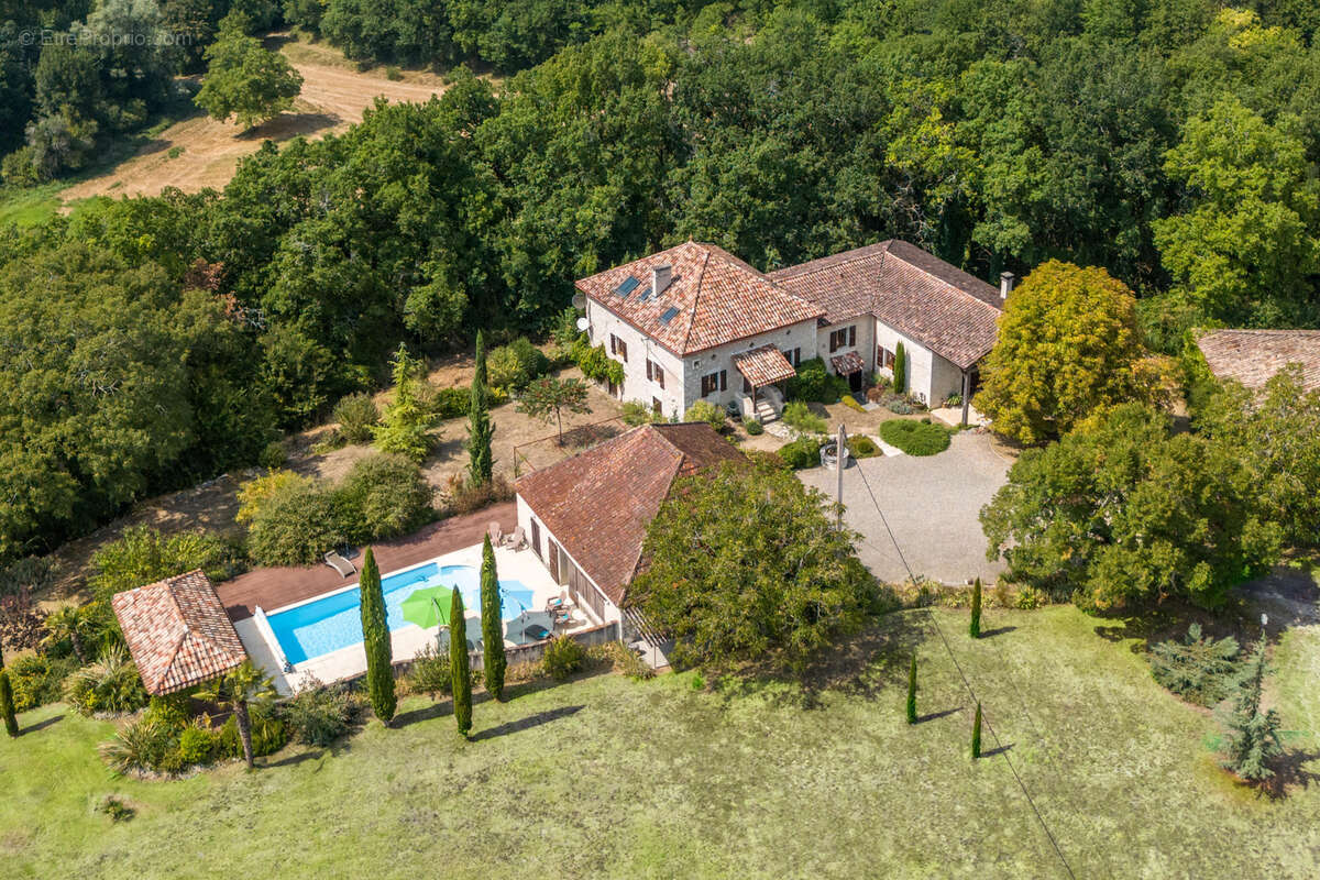 Maison de campagne avec piscine, dépendances, grange, terrain. - photo 8