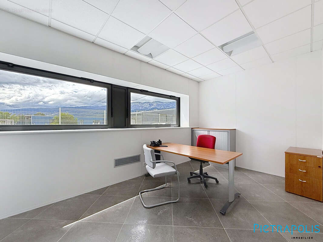 Commerce à SAINT-GENIS-POUILLY