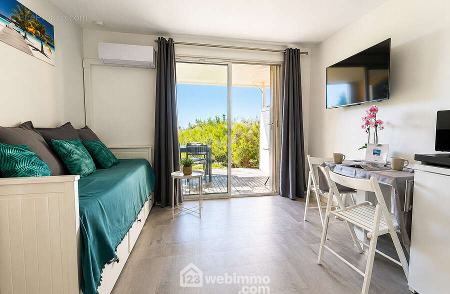 Séjour lumineux ouvert sur terrasse et jardin, belle continuité intérieur/extérieur. - Appartement à SAINTE-MAXIME
