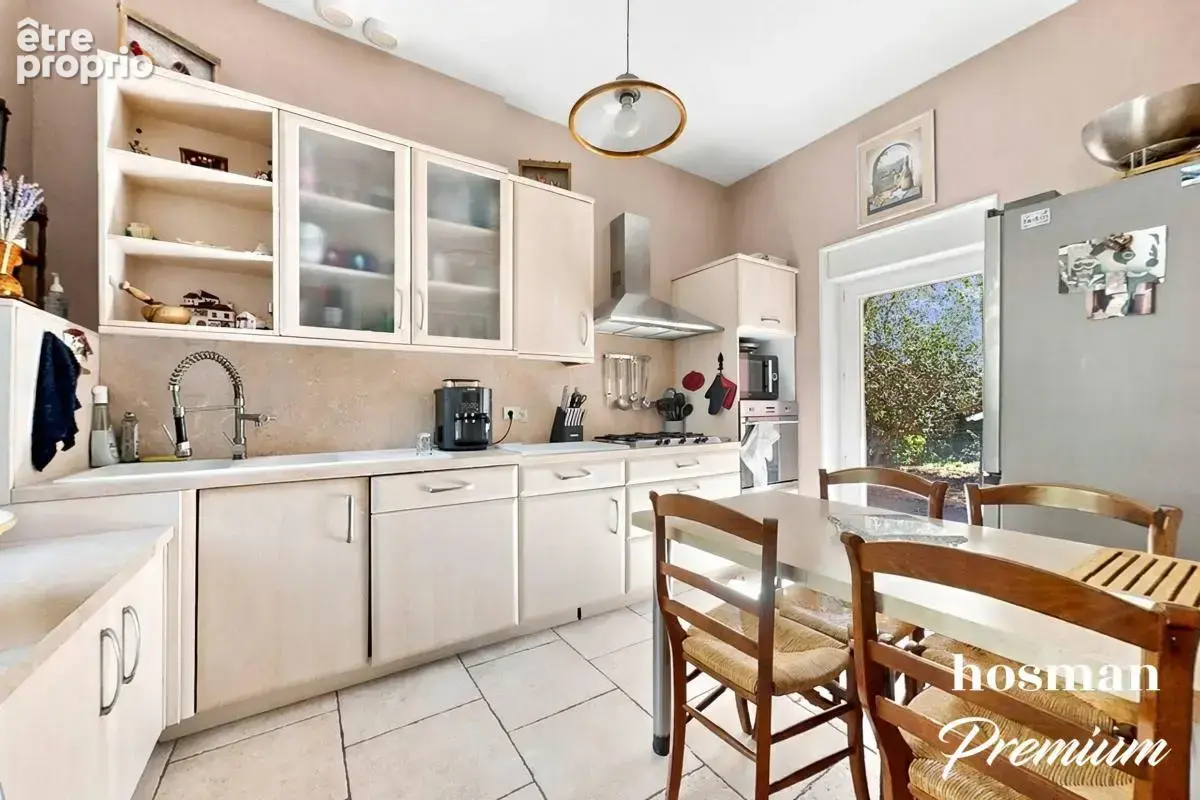 Maison 6 pièces de 145m² sur agréable terrain arboré avec garage - Proche Lyon 8ème - Bron - photo 4