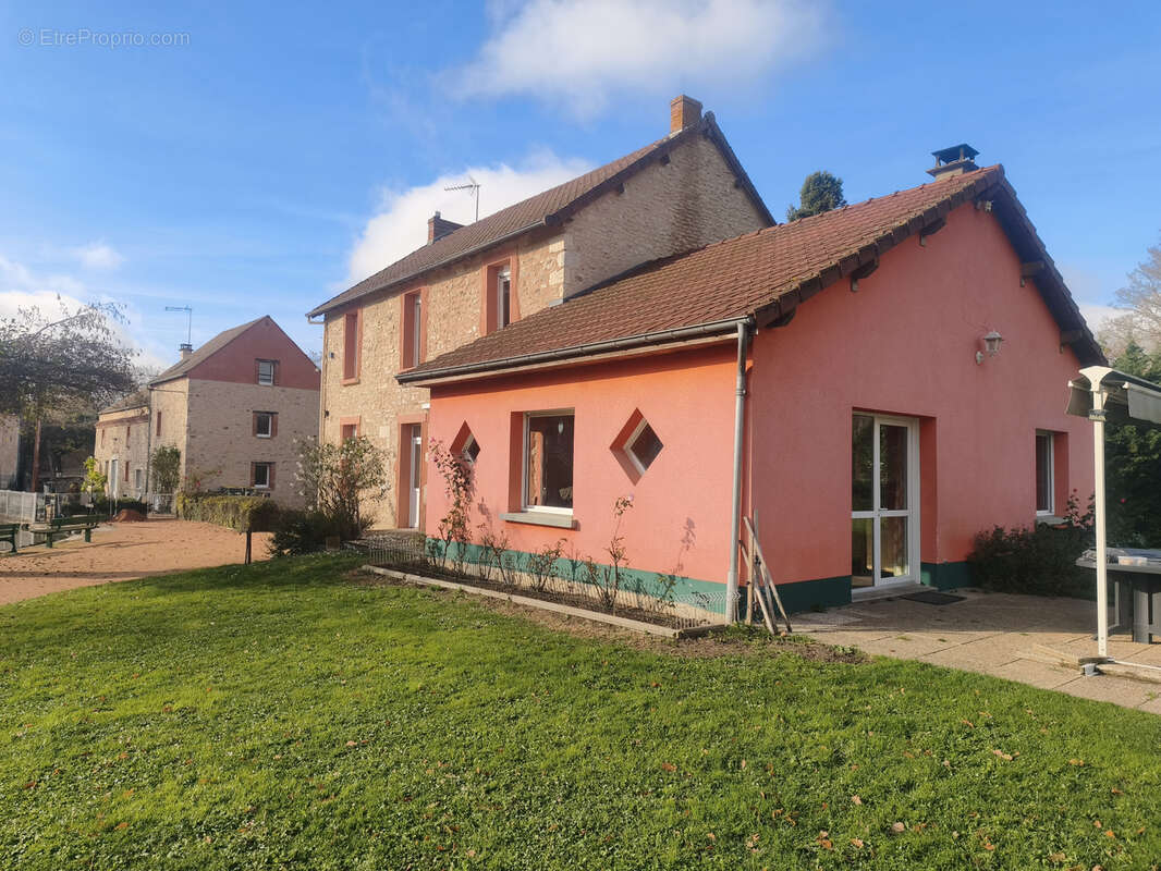 Maison à CREUZIER-LE-NEUF