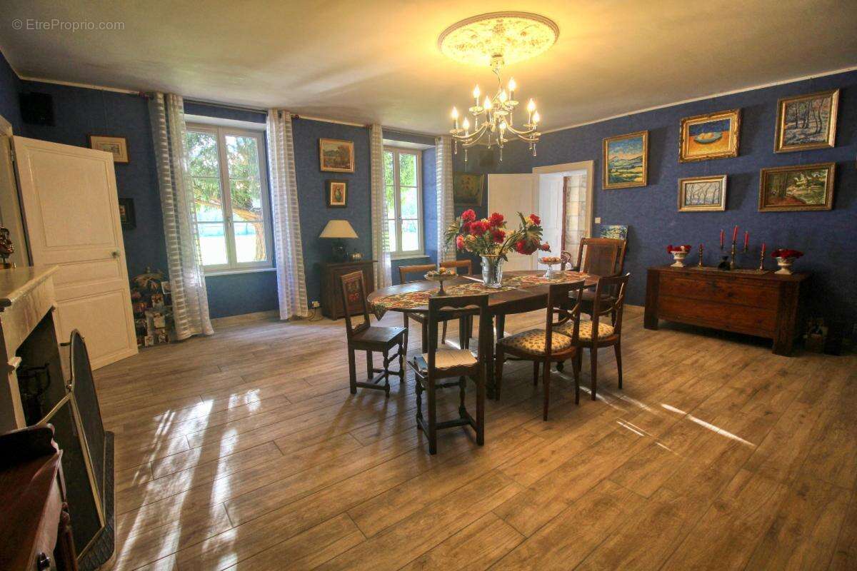 Maison à PRISSE-LA-CHARRIERE