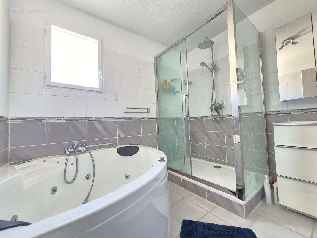 Maison familiale avec piscine a vendre a sanary secteur beaucours - photo 12