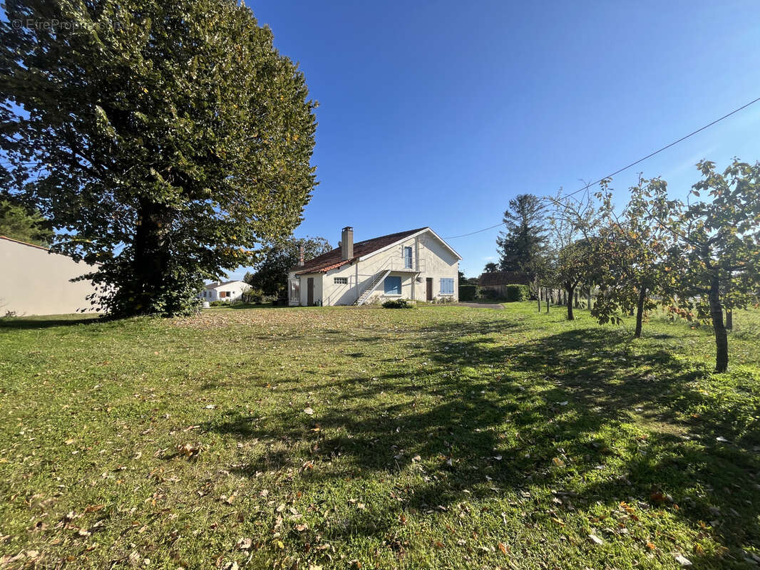 Maison à LES MATHES