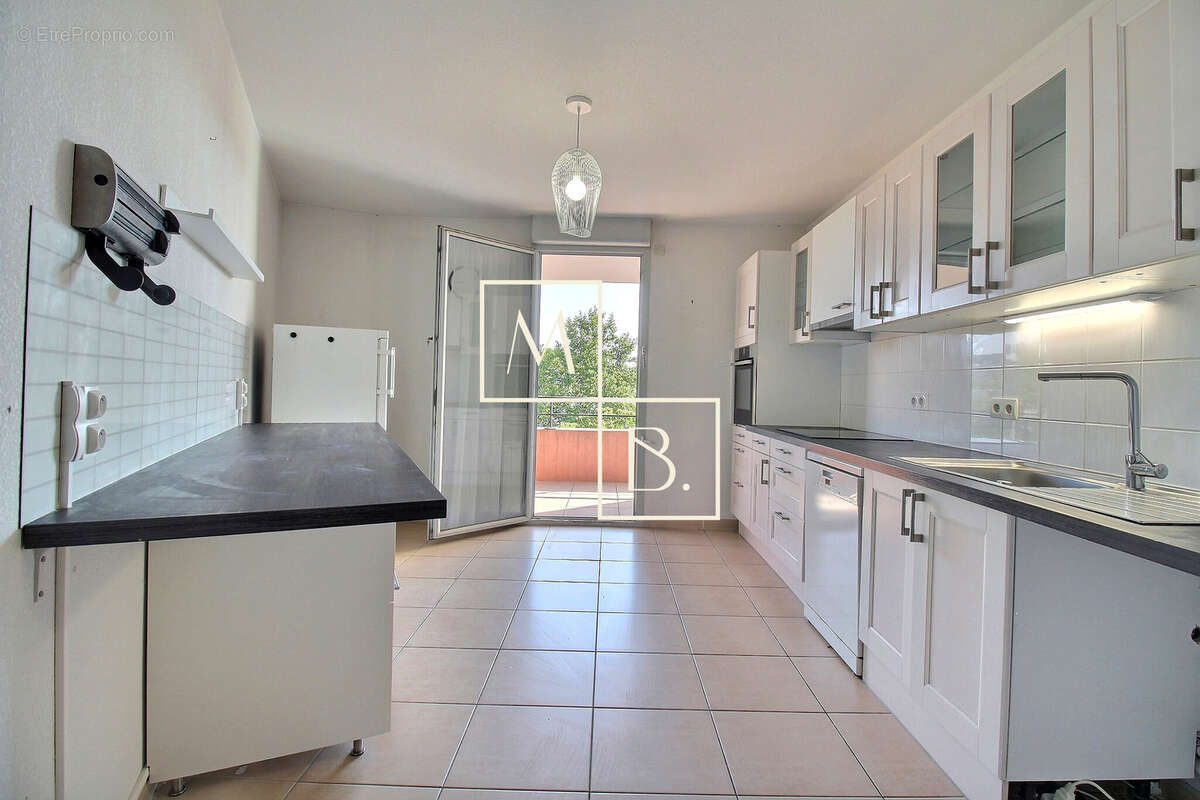 À vendre, Croix d'Argent, T4 de 101,46 m2 loi carrez avec 3 chambres, terrasse, loggia, garage et parking - photo 4