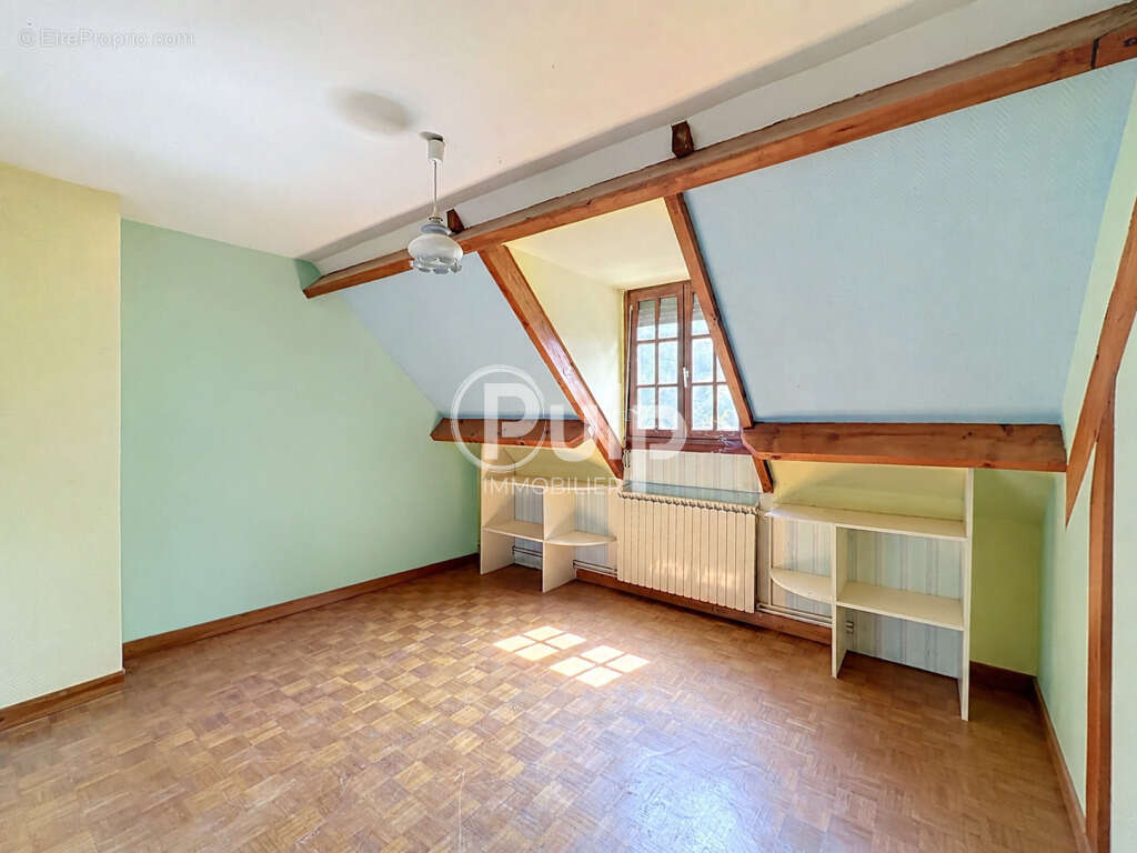 Grande maison familiale de 160 m² avec 6 chambres, terrain de 2 600 m² et sous-sol complet - photo 14