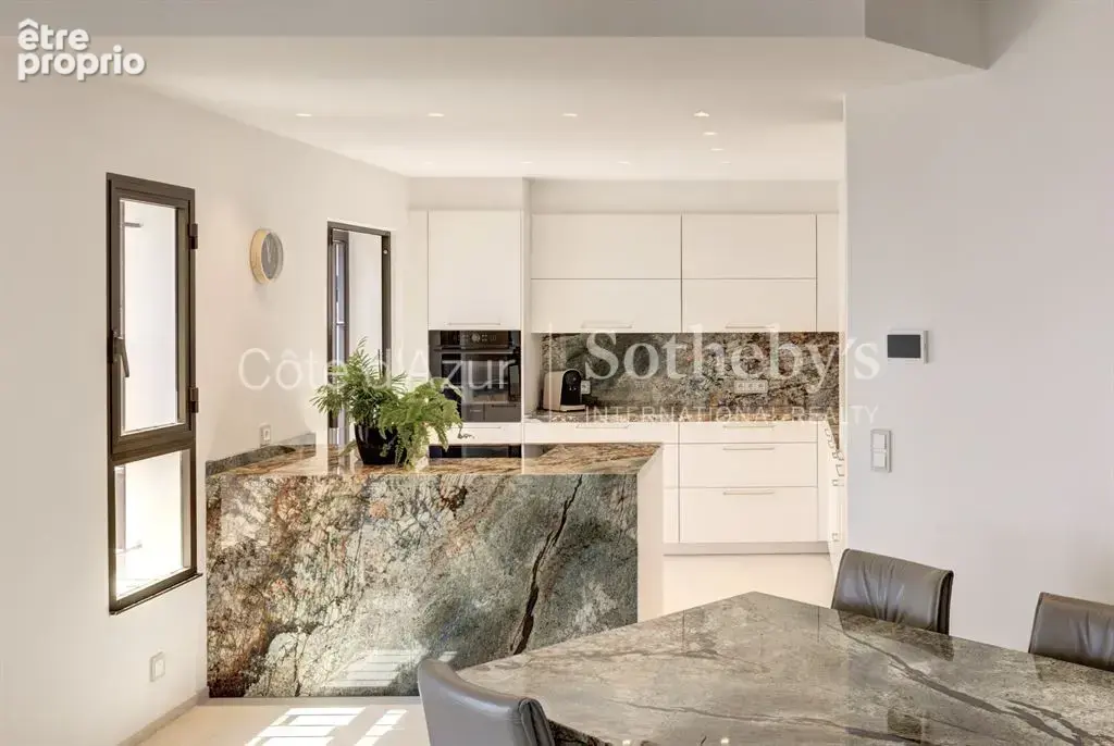 Super Cannes Vallauris, villa de 260 m² avec cinq chambres, piscine et vue mer - photo 8