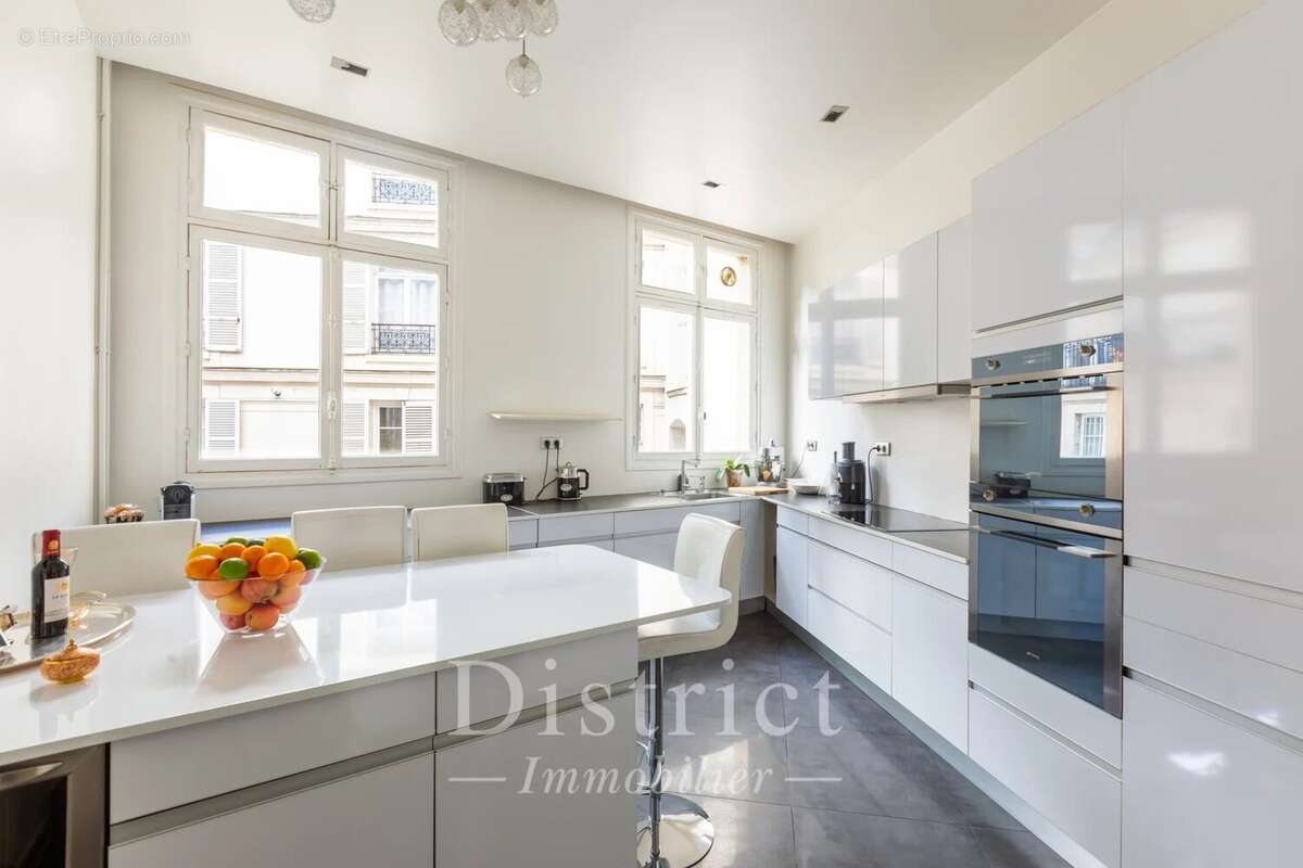 Appartement à PARIS-8E