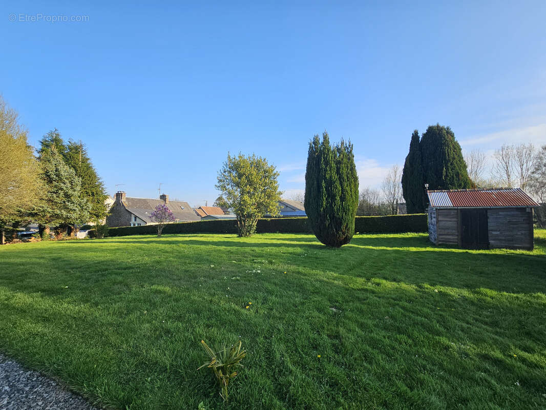 Terrain à SAINT-SAUVEUR-LA-POMMERAYE