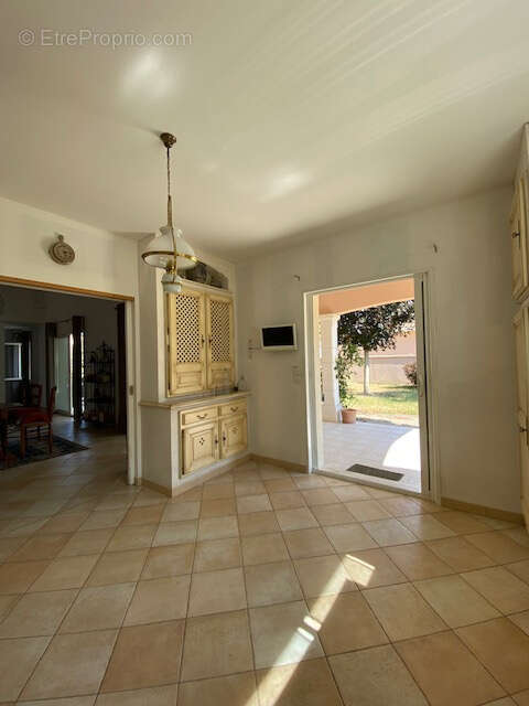 ROULLET SAINT ESTEPHE Maison de plain pied 169 m2  3 chambres secteur calme - photo 13