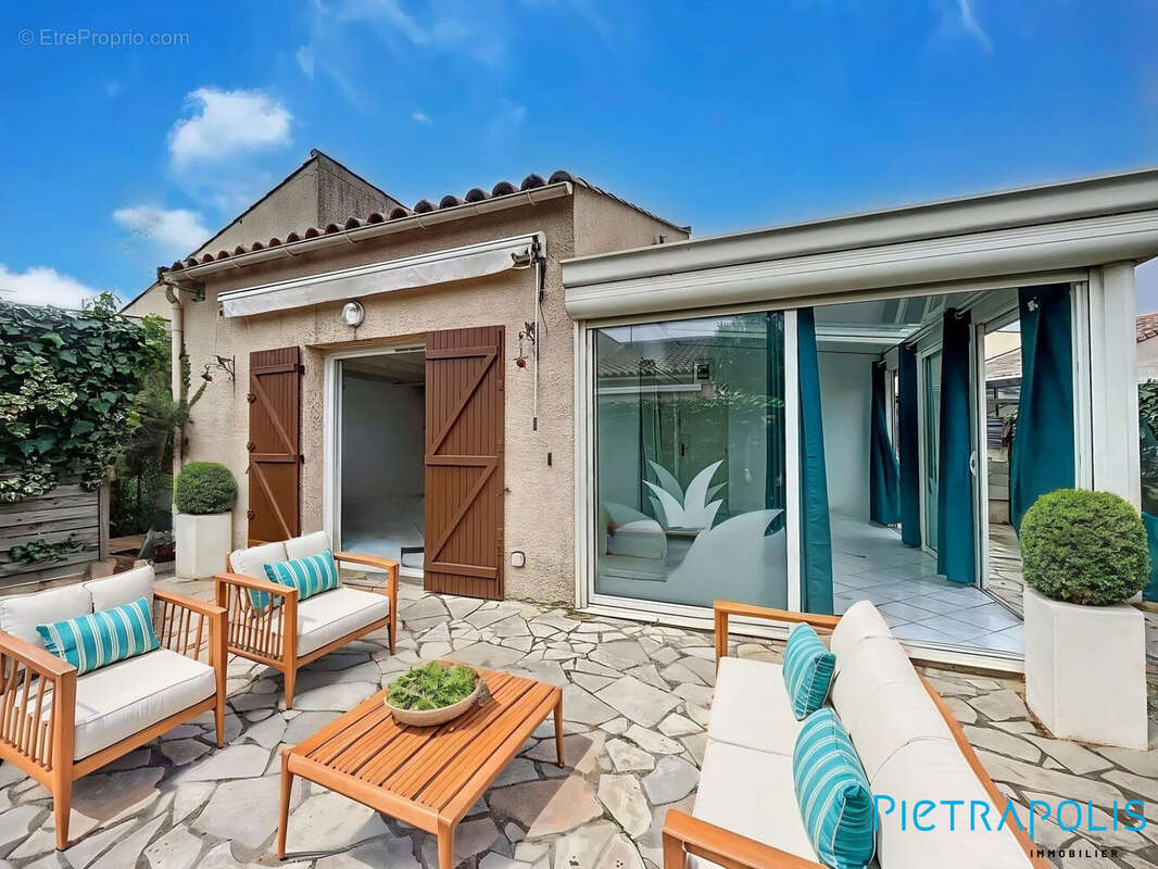 Maison à VIC-LA-GARDIOLE