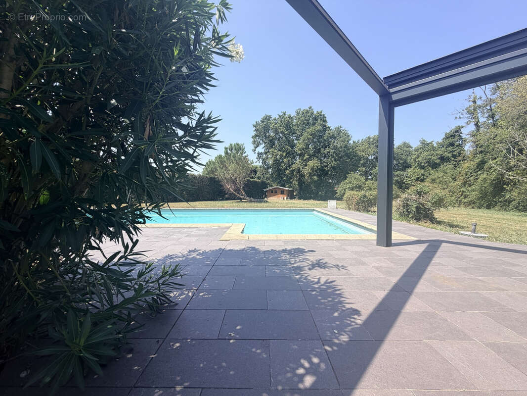 À découvrir à Grenade-sur-l'Adour : une villa familiale aux beaux volumes, dans un environnement privilégié ! - photo 16
