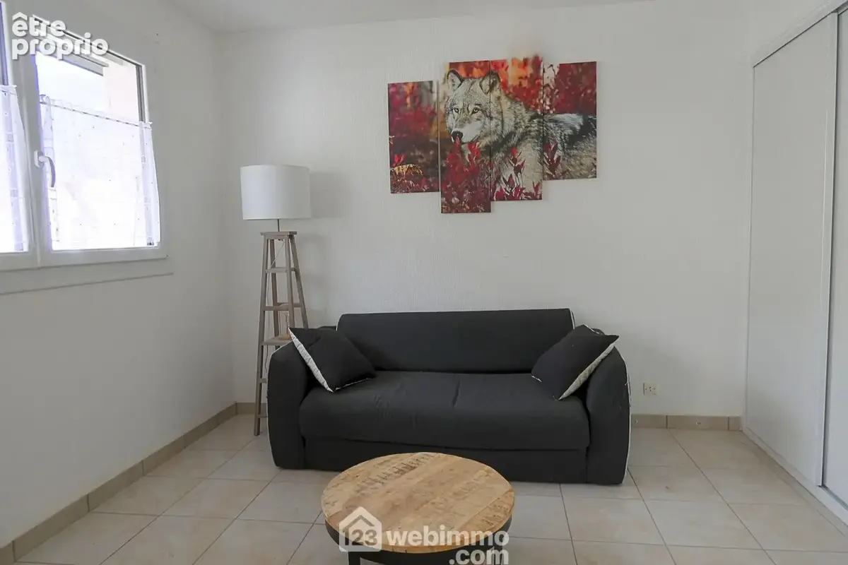 Ici le salon avec placard