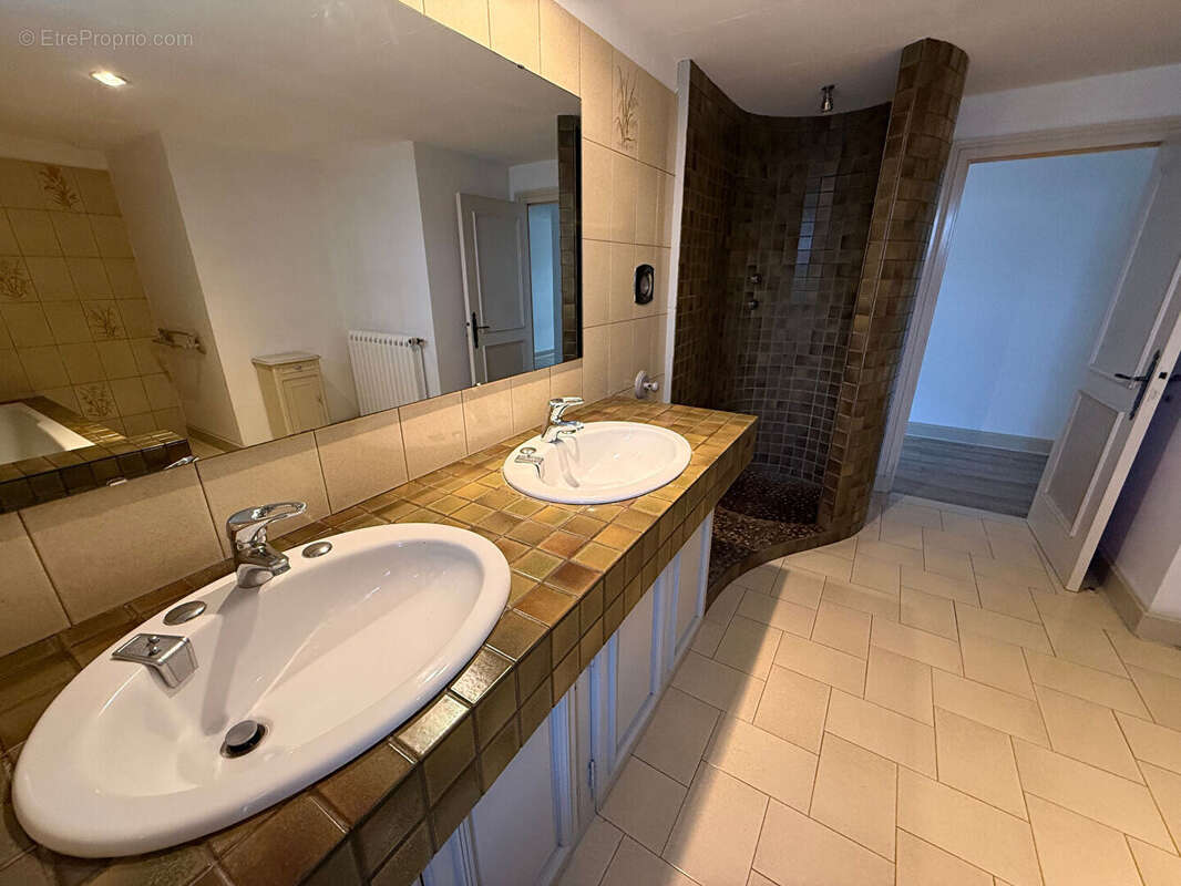 Maison à COMMELLE-VERNAY