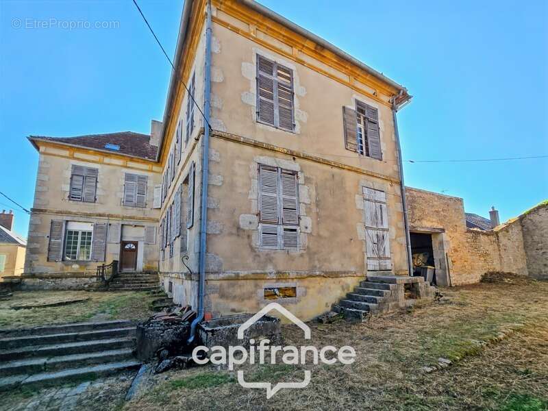 LORMES (Morvan) – Ancien hôtel particulier du XVIIIᵉ siècle – 780 m² de caractère à restaurer - photo 2