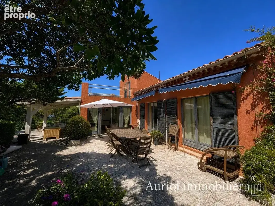 ILE DU LEVANT Maison avec vue mer, piscine et terrain plat - photo 9