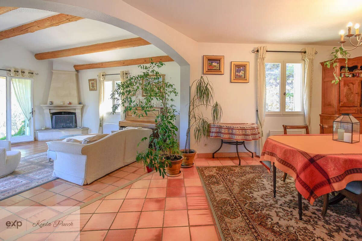 Maison au calme, en campagne, non isolée, charme provençal, terrain, piscine, annexe
