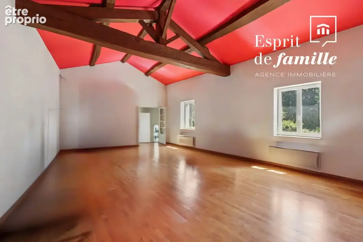 Fontaines-Saint-Martin, propriété au coeur du village 260m2 plus dépendances - photo 7
