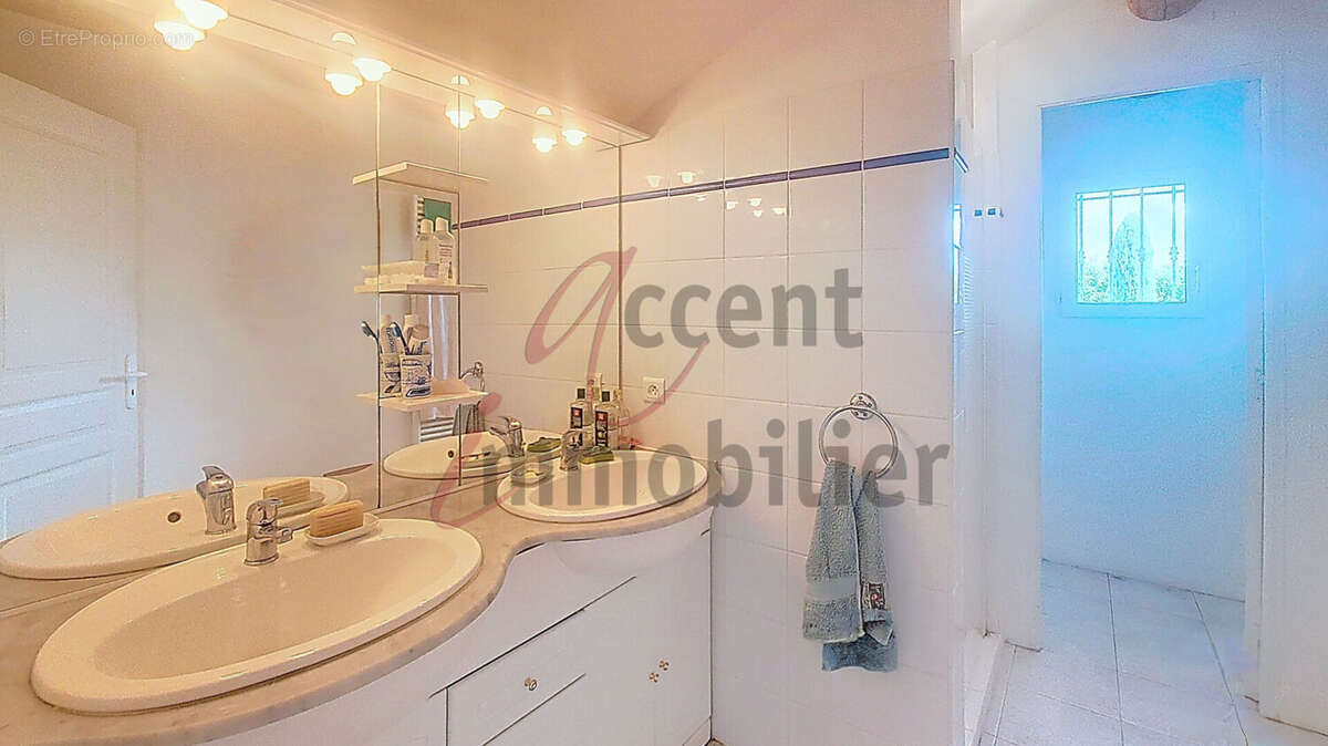 Noves : Mas avec oliviers, piscine et annexes - photo 15