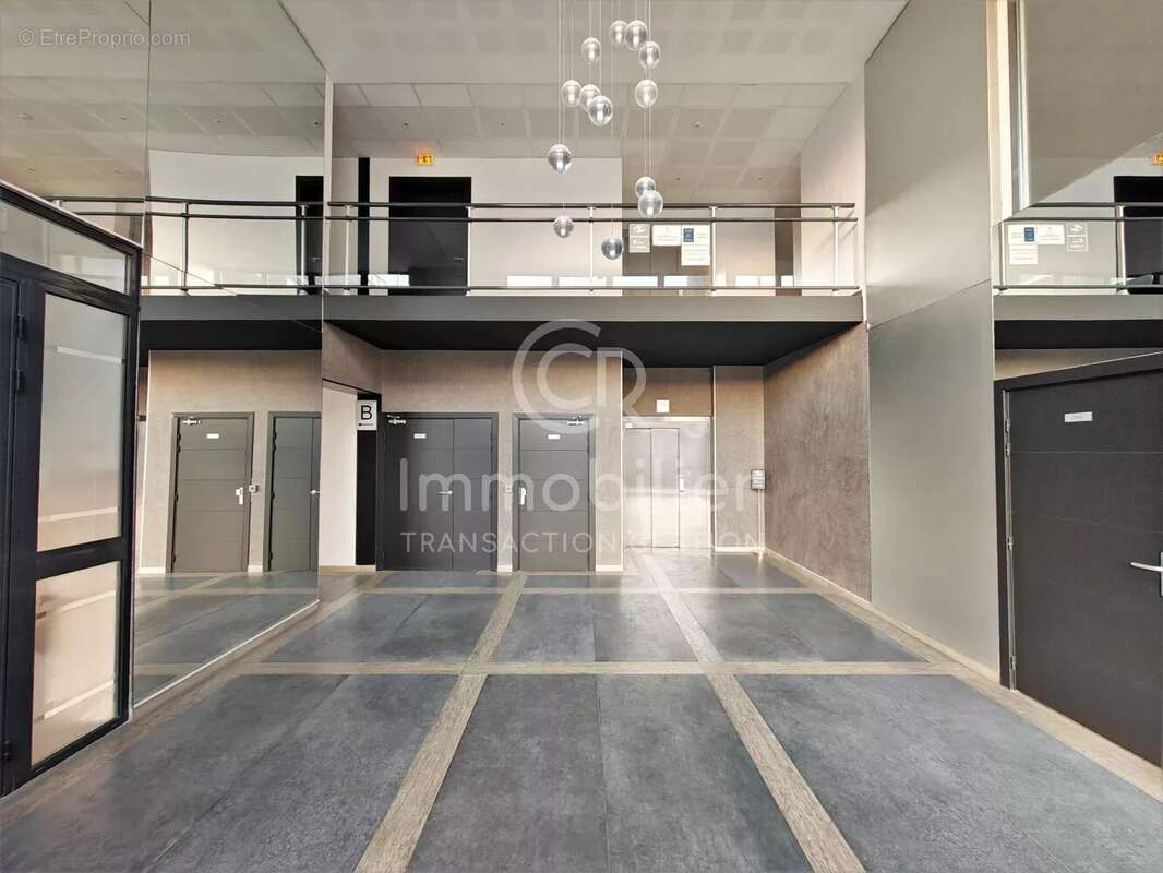 Local commercial 140 m² - residence 2013 - plages 300m - photo 2