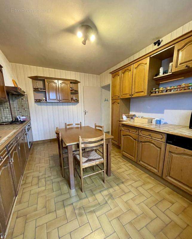 Maison au calme avec grand terrain et beau potentiel - photo 6
