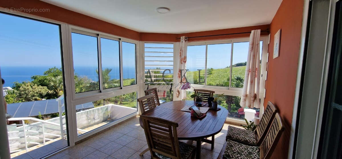 A VENDRE - Villa F4 à étage avec piscine à Petite-Ile - 462000€ FAI - photo 2
