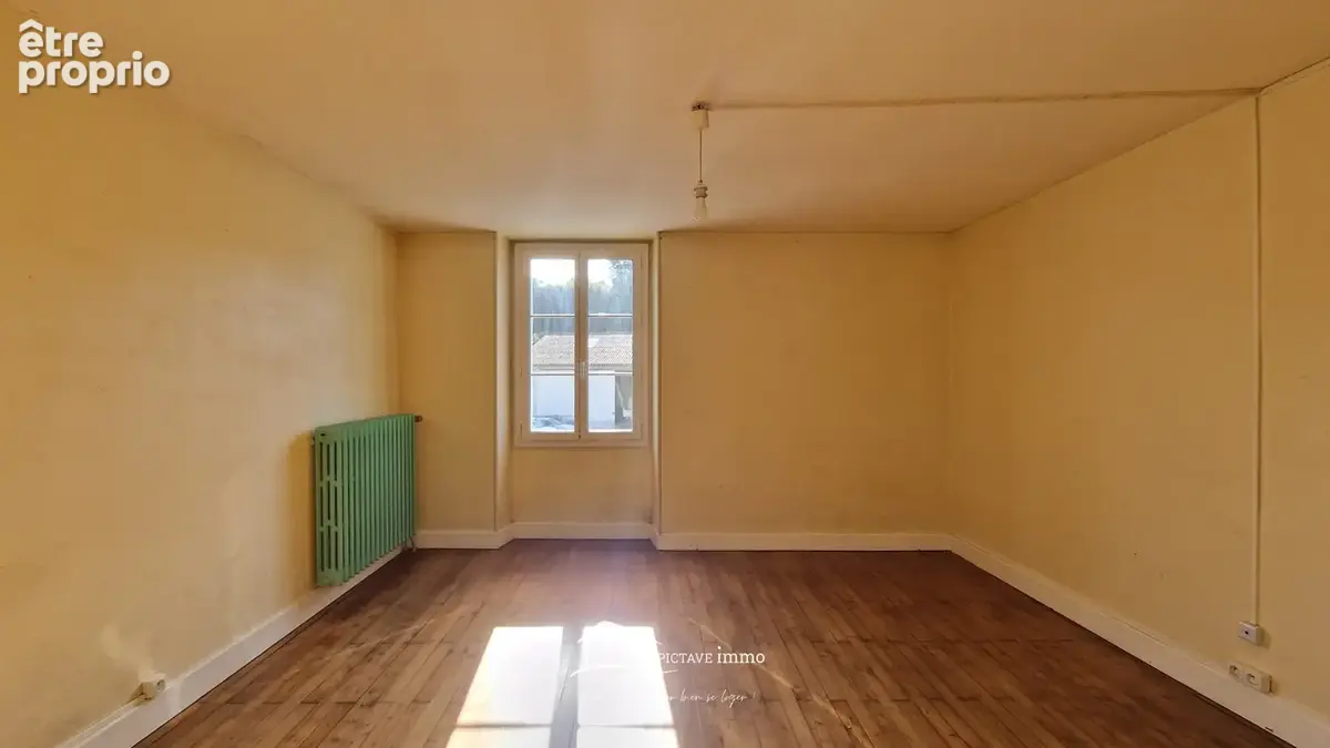 Maison de bourg spacieuse avec dépendances   Lusignan centre - photo 7
