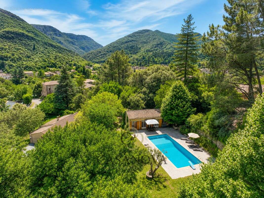 Propriété avec piscine intérieure et extérieure avec terrain de 5 300 m² à Sumène - photo 5