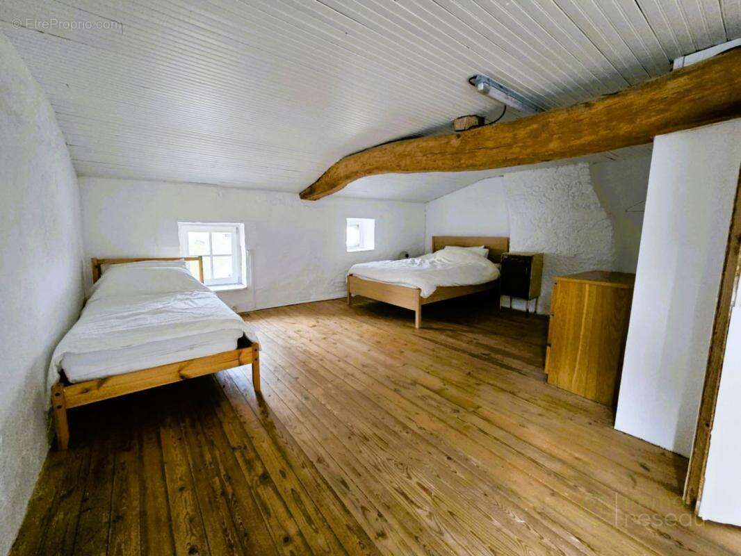 Maison 148 m² à Saint-Dizant-Du-Gua  - photo 9