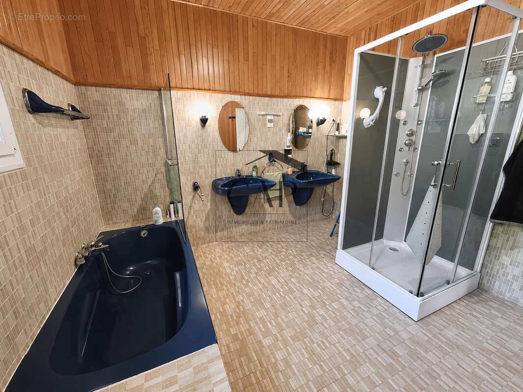 Maison familiale avec vue mer, jardin piscinable et fort potentiel - photo 19