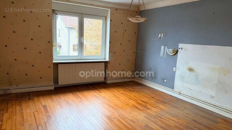 Bertrange - maison de ville de 95 m² avec 2 chambres, une terrasse ! fort potentiel ! - photo 7