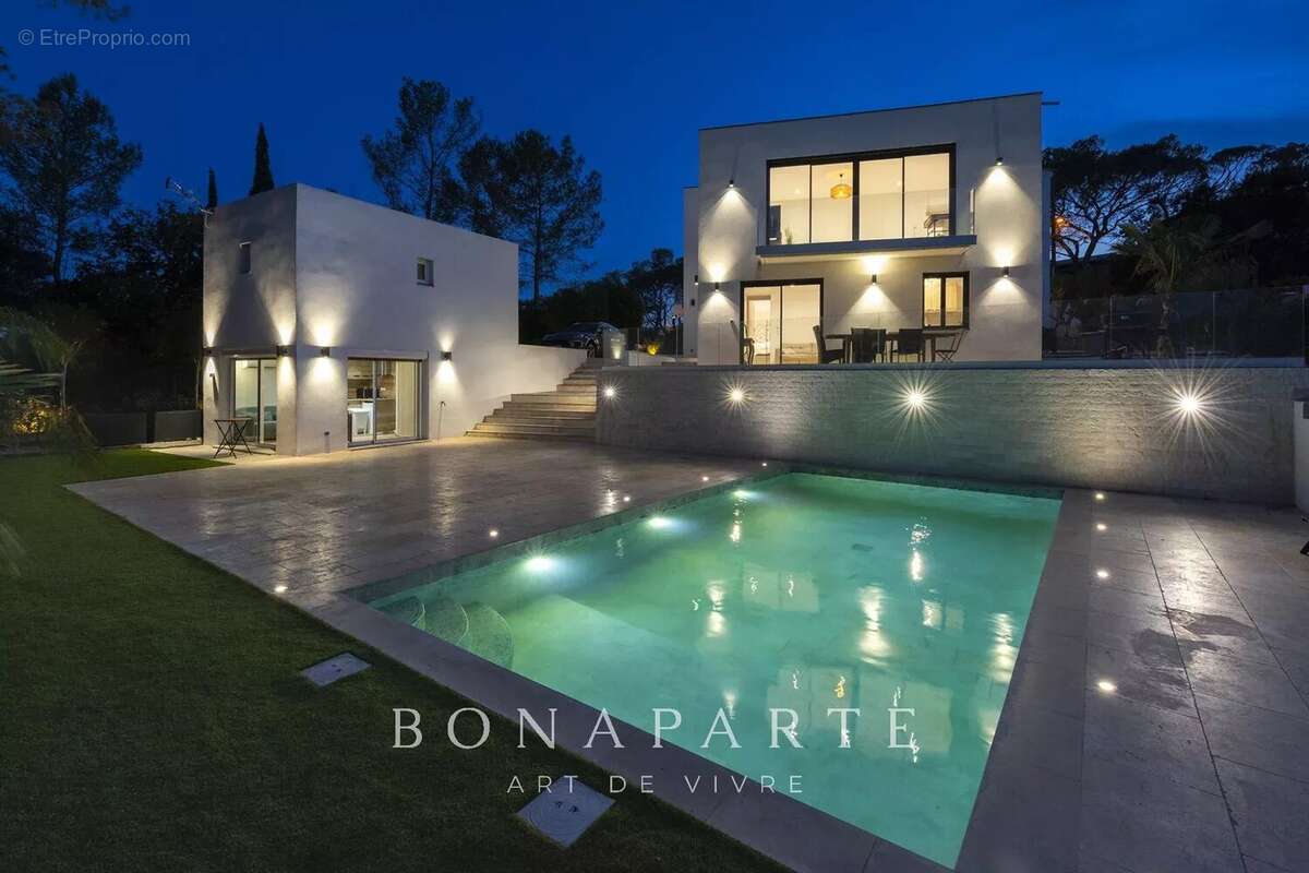 Villa contemporaine de 238m² avec studio, T2 indépendant, garage et piscine - photo 2
