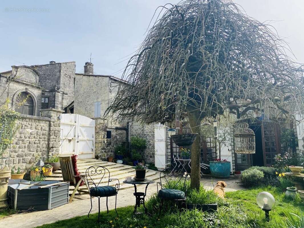 Maison à VILLEBOIS-LAVALETTE