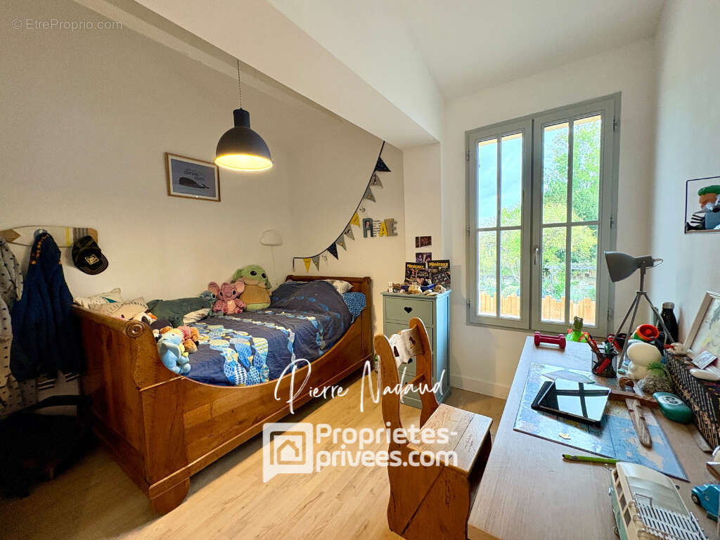 Maison à SAINT-MEDARD-DE-GUIZIERES