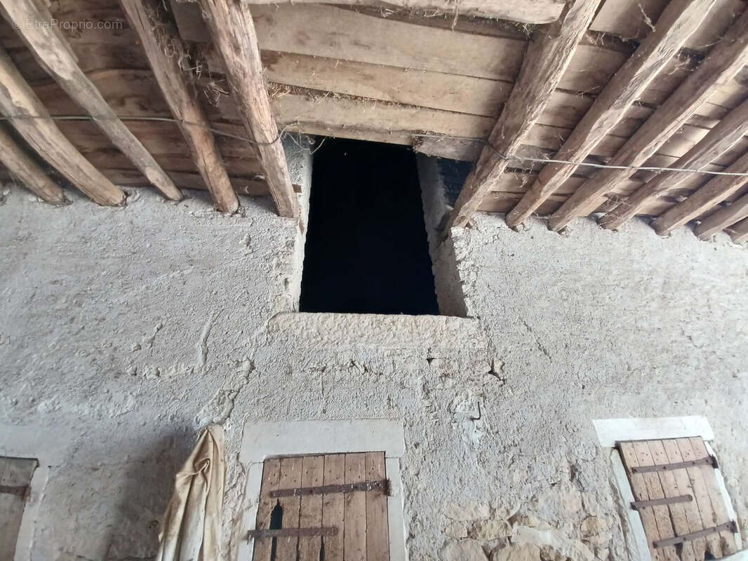 Ancienne fermette avec nombreuses dépendances et terrain attenant d'env 7 800m2 - photo 12