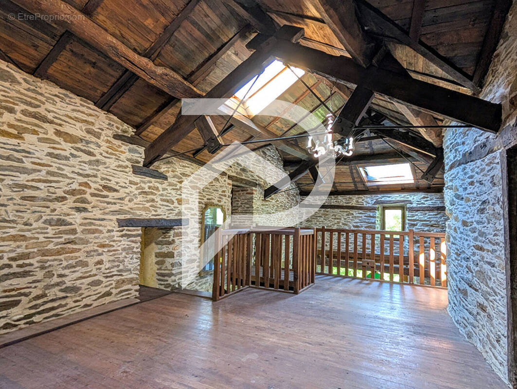 Maison à LAVAL-ROQUECEZIERE