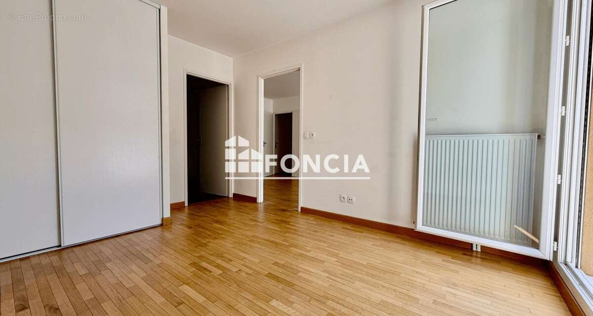 Appartement 2 pièces rénové avec terrasse de 19 m² et parking en sous-sol, dans une résidence sécurisée à 5 min du Tram 13 et pr - photo 5