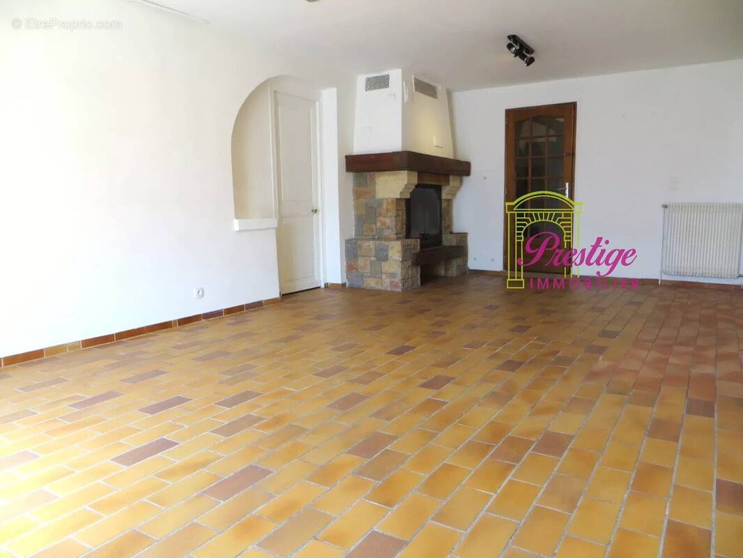 Commerce à LE MESNIL-LE-ROI