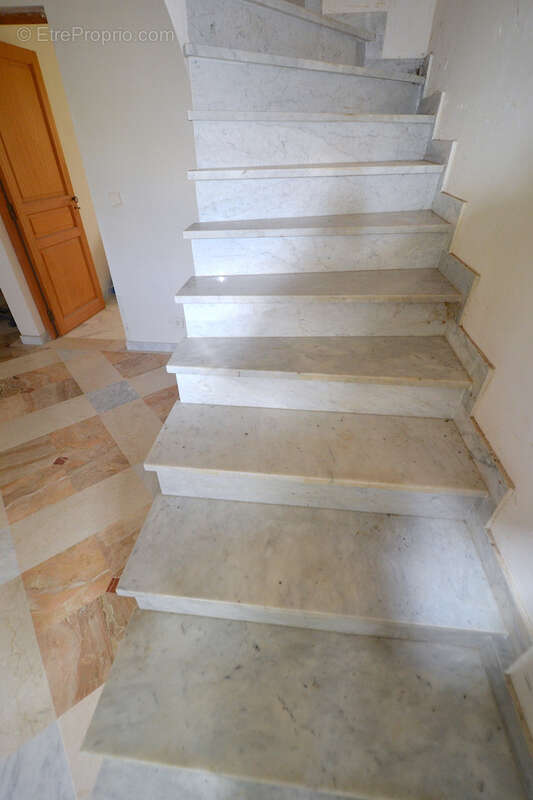 BM: Propriété de caractère. 244m2. 2 T3 + 1 T5. Emplacement résidentiel et recherché. - photo 9
