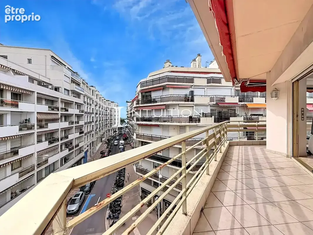 Cannes - Croisette : Appartement d’angle 3 pièces de 100 m², étage élevé, vaste terrasse - photo 5