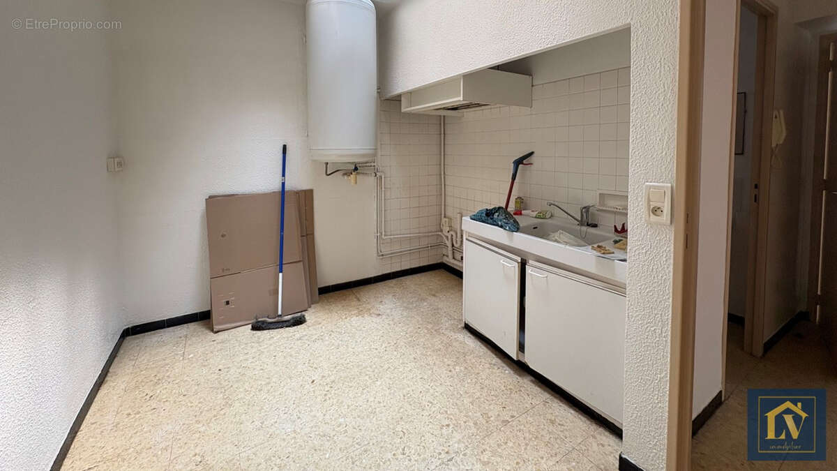 Immeuble de rapport comprenant un local commercial et 4 appartements - photo 12
