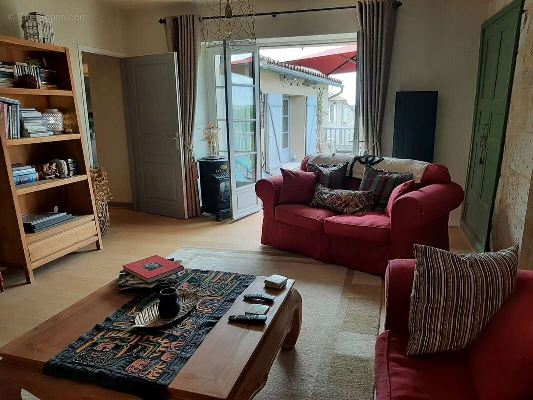 Charmante propriété de 2 chambres et 2 salles de bains à Aubeterre, avec vue exceptionnelle - photo 8